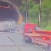 Xitoy trassalarining birida avtobus ag‘darilib ketdi (video)