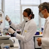 Germaniyalik olimlar koronavirus 8 metrlik masofadan ham yuqishi mumkinligini aniqladi