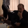 Қўлга тушган порахўр ашёвий далилни еб қўйди (видео)