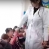 Yana bir bog‘cha tarbiyachisi bolalarni urmoqda (video)