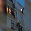 Uchquduqda 5-qavatdagi balkonda 8 yoshli bola osilib qoldi (video)