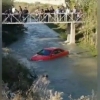 Andijonda qizil Gentra suvda oqib ketdi (video)