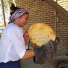 Italiyalik sayyoh “Ichan qal’a”da joylashgan nonvoyxonada non yopmoqda (video)