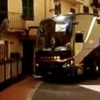 Haydovchi avtobusni tor ko‘chada mohirona boshqardi (video)