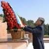 Президент Мустақиллик ва эзгулик монументи пойига гулчамбар қўйди (фото)