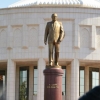 Nazarboyev Islom Karimov haykali poyiga gul qo‘ydi