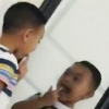 Bolaning koʻzgudagi aksi videosi foydalanuvchilarni ajablantirdi (video)