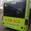 Svetoforga bo‘ysunmas avtobuslar, poygachi haydovchi va uning dastidan yiqilib tushgan onaxon