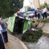 Toshkentda avtobus kanalga tushib ketdi (video)
