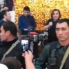 Юлдуз Усмонова тўйда қуролланган эркаклар қуршовида хизмат қилди...