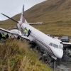 Alyaskada yo‘lovchi samolyoti suv havzasiga qulashiga sal qoldi