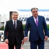 Shavkat Mirziyoyevni Emomali Rahmon kutib oldi