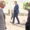 Sotuvchi shahzoda Charlz bilan suhbatlashib turib hushidan ketdi (video)