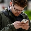 Америкалик мутахассис смартфонлар мияга қандай зарар етказишини айтиб берди