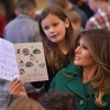 Melaniya Tramp harbiy oilalar farzandlariga bayram sovg’alarini taqdim etdi