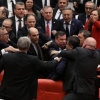 Туркия парламентида оммавий муштлашув юз берди (видео)
