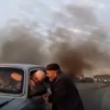 Видео: Довюрак қария ёнаётган машинадан ҳайдовчи ва йўловчиларни қутқарди