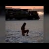 Muzlagan Kaspiy dengiziga tushgan "yalong‘och ayol" ijtimoiy tarmoqni hayratga soldi (video)