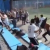 Bolalar jamoalari o‘rtasidagi bahsda otalar mushtlashib ketishdi (video 18+)