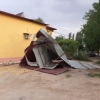 Kattaqo‘rg‘on shahriga kuchli shamol yopirildi: ko‘plab binolar talafot ko‘rgan (foto)