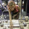 Parijda soxta malika zargarlik do‘konidan 1,3 mln yevrolik taqinchoqlarni o‘g‘irlab ketdi