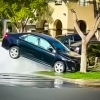 Yong‘inni o‘chirishga mo‘ljallangan gidrantni urib yuborgan Toyota Camry suv oqimi sabab havoda «muallaq qotdi» (video)
