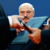 Лукашенко мобил қурилмалардан фойдаланмаслигининг сабабини маълум қилди