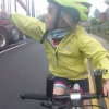 4 yoshli velosipedchi qiz internet yulduziga aylandi (video)