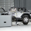 Jeep Wrangler краш-тест вақтида икки марта ағдарилиб кетди (видео)