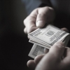 Bo‘stonliqda IIB jinoyat qidiruv bo‘limi boshlig‘iga 1000 dollar pora berishga uringan shaxs qo‘lga olindi