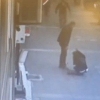 Turkiyada o‘tkinchi yigit xotinini urayotgan erkakni “kalla qo‘yib” yiqitdi (video)