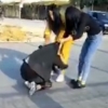 Farg‘onada 2 nafar qiz tanishining singlisini ranjitgan qizni «samosud» qildi