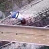 Selfiga tushmoqchi bo‘lgan qiz 1 soat davomida elektropoyezd simida osilib qoldi