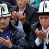 Qirg‘iziston prezidenti Sooronbay Jeenbekov masjidda namoz o‘qiyapti (Video)