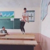 Тошкентда ўқувчи парта устига чиқиб рақсга тушди (видео)