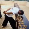 Hindistonlik yigit 1 minutda boshi bilan 217 ta yongʻoqni chaqib tashladi (video)