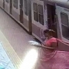 Hindistonda uzun sari kiygan ayolni poyezd sudrab ketdi (video)