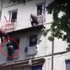 Toshkentda o‘zini yuqori qavatdan tashlamoqchi bo‘lgan shaxs qutqarildi (video)