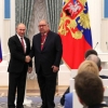 Путин Алишер Усмонов ва унинг рафиқасини орден билан тақдирлади (фото)