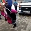 «Нива»ни тортаётган қозоғистонлик аёл барчани "лол қолдирди" (видео)