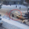 Ҳайдовчи йўлда сирғаниб йиқилган ҳимоясиз аёлни атайлаб босиб кетди (Видео)