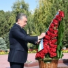 Шавкат Мирзиёев Ислом Каримов ҳайкали пойига гулчамбар қўйди (фото)