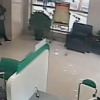 Хитой банкида гаровга олинган қизни қутқаришда ҳийла қўлланди (видео)
