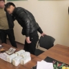 Телефонидаги расмни тарқатиб юбориш билан қўрқитиб, 10000 доллар талаб қилган йигит қўлга олинди