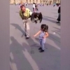 Burgut qizchaning boshini changallab oldi (video)