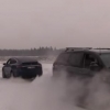 Tesla ва Toyota машиналари арқон тортиш бўйича беллашди (видео)