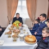 Шавкат Мирзиёев Самарқандда янги қурилган уйлардаги хонадонлардан бирида меҳмон бўлди (фото)