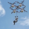 Latviyalik parashyutchi dunyoda birinchi bo‘lib drondan sakradi (Video)