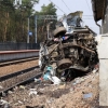 Польшада катта тезликда келаётган поезд “Тез ёрдам” машинасини уриб юборди (видео)