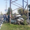 Тошкентда 15 ёшли бола машинада темир устунга урилди